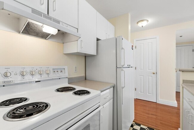 Building Photo - 591 Beacon St