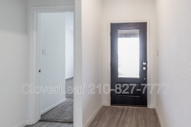 Foto del edificio - 7050 Shears Pl
