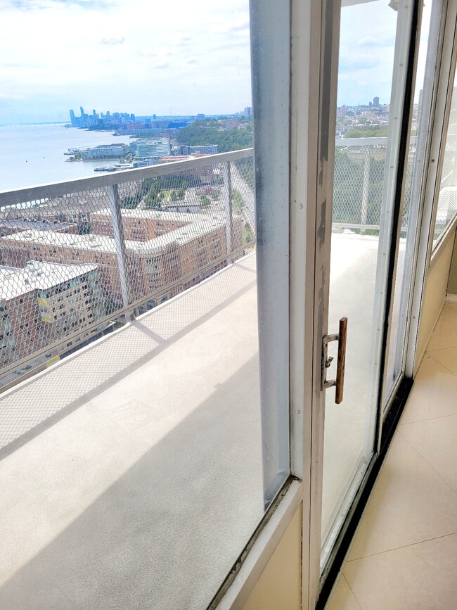 Foto del edificio - 6050 Boulevard E