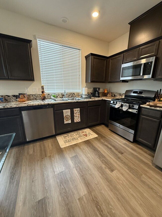 Foto del edificio - Beautifully appointed nearly new home