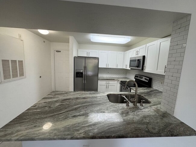 Building Photo - 8244 Key Royal Cir