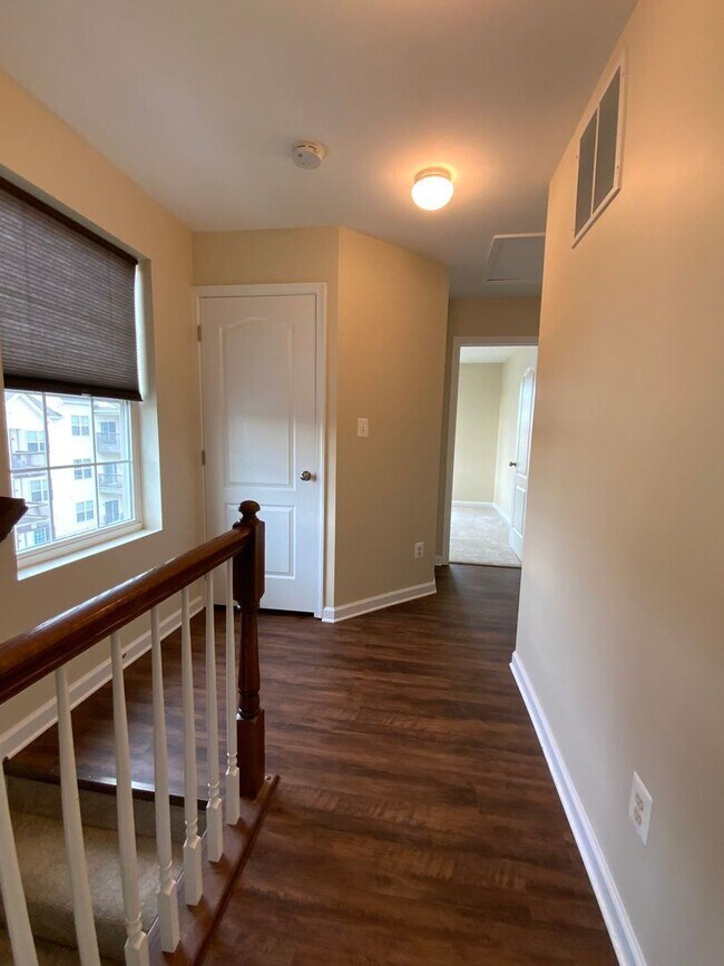Building Photo - 3 br, 2.5 bath House - 410 DICKENS DR