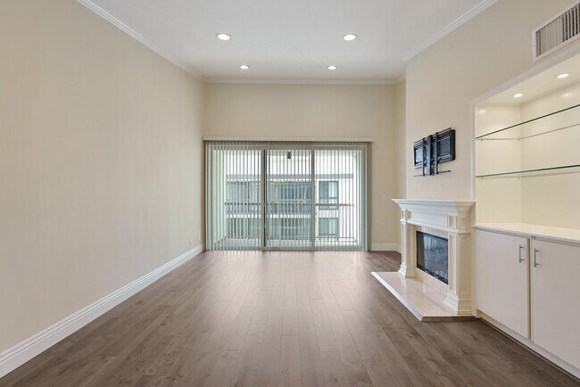 Living Room - 911 N Kings Rd