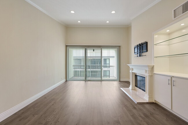 Living Room - 911 N Kings Rd