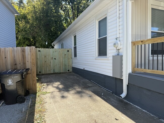 Building Photo - 538 University Ave