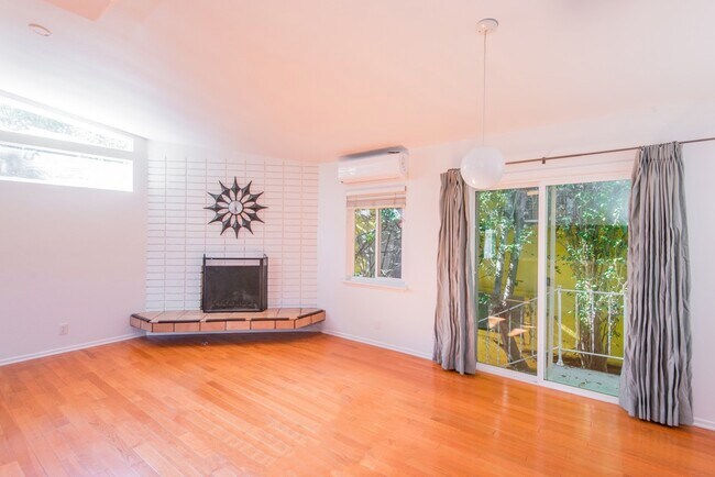 Foto del edificio - 8531 Walnut Dr