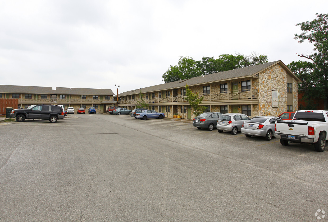 Building Photo - The Oaks Apartments