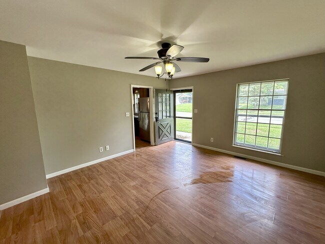 Foto del edificio - 227 Creekwood Dr