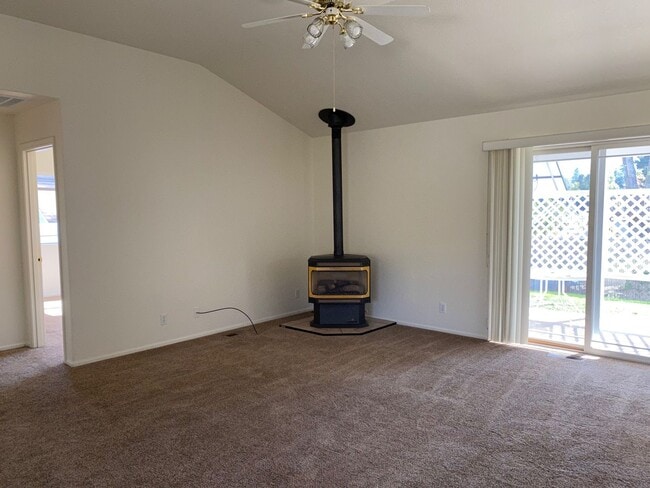 Building Photo - Hucrest 2 Bedroom 2 Bath House!