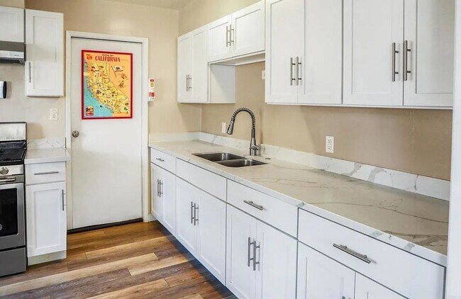 Building Photo - College Close 2 Bed 1 Bath