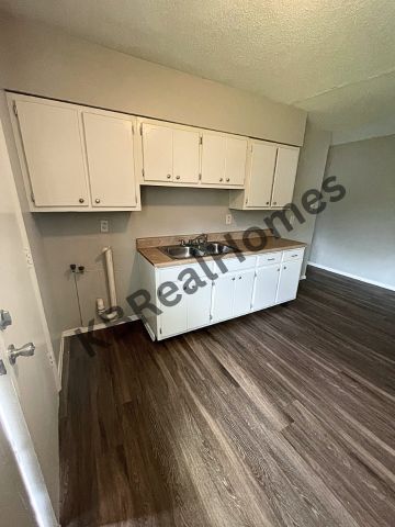 Building Photo - 6 E McKellar Ave