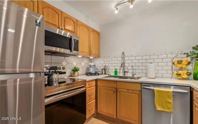 Foto del edificio - 8055 E Thomas Rd