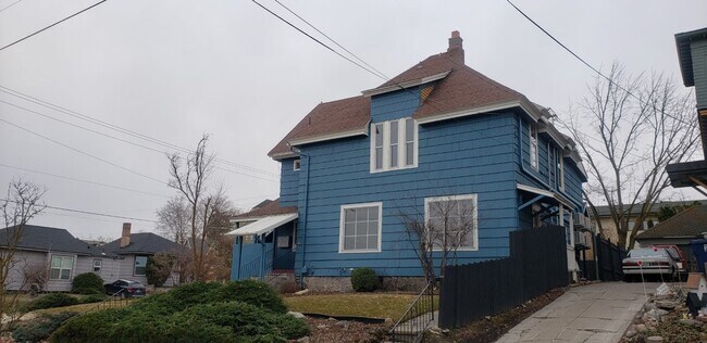 Foto del edificio - One bedroom, one bath upper unit located i...