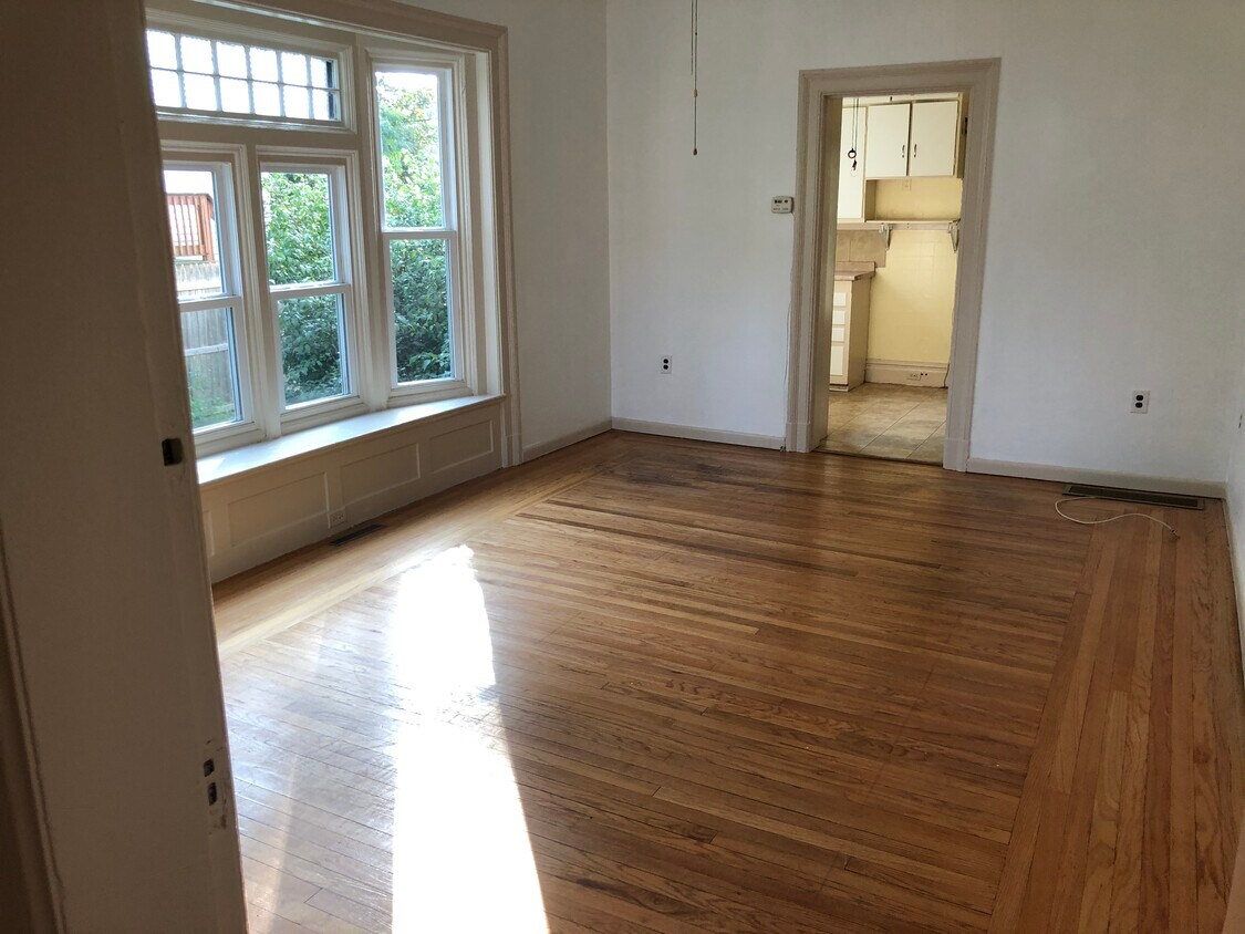 Living room with bay window - 257 6th Ave