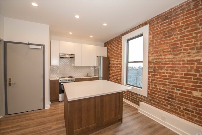 Building Photo - 135 Deer Park Ave