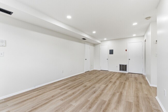 Building Photo - 491 College Dr
