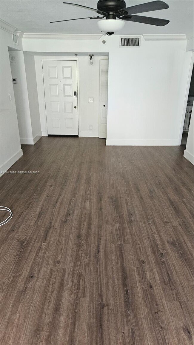 Foto del edificio - 105 Lake Emerald Dr