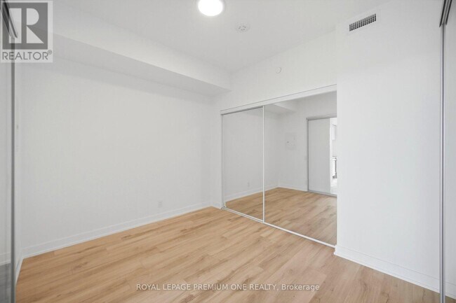 Photo du bâtiment - 1660 Bloor St W