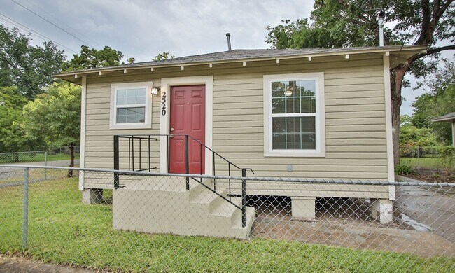 Foto del edificio - 2 bed 1 bath row house on corner lot in 77004!