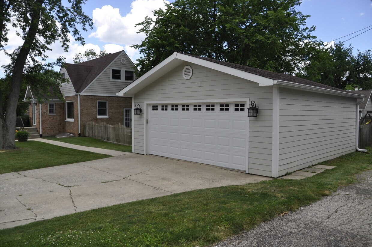 Primary Photo - 903 E Forest Ave