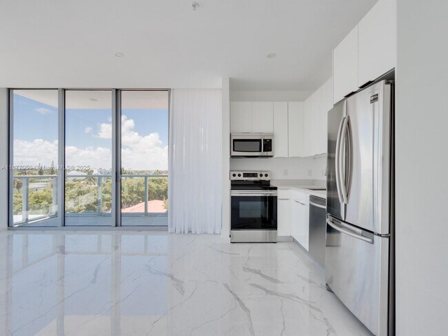 Foto del edificio - 8425 Crespi Blvd