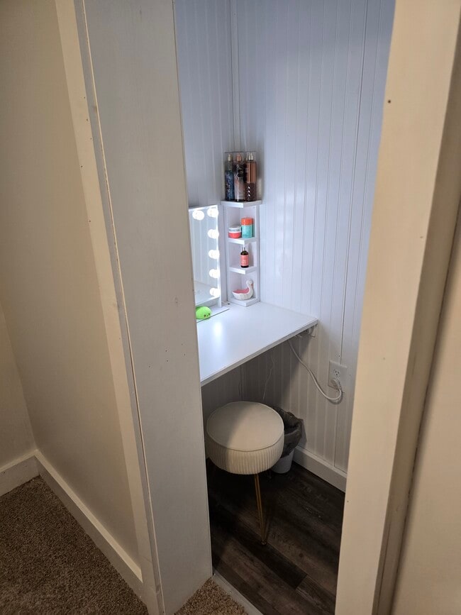 Building Photo - Bank Street