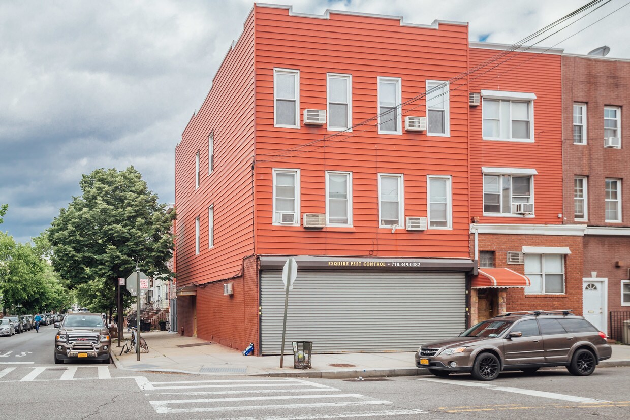 Primary Photo - 239 Nassau Ave