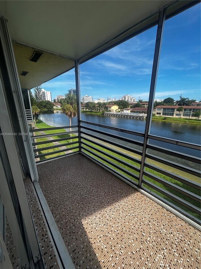 Foto del edificio - 2880 NE 203rd St