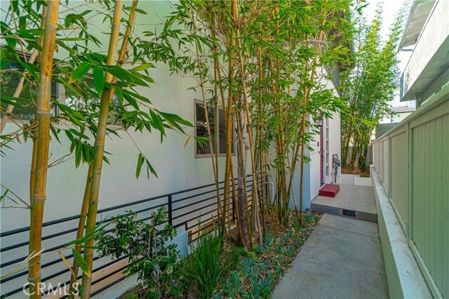 Building Photo - 1542 Manhattan Beach Blvd