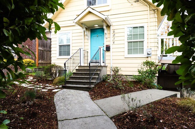 Building Photo - Updated Ravenna Charmer!!’