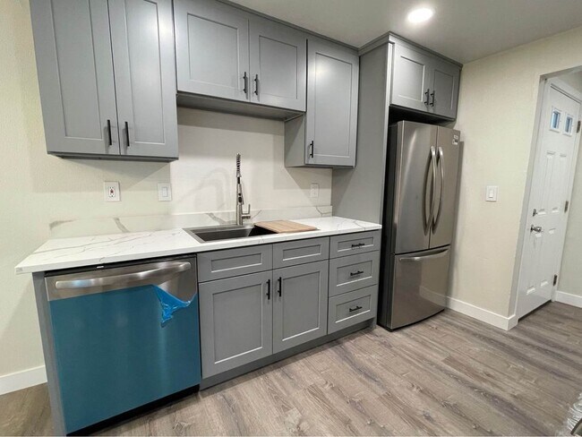 Building Photo - 214 Portland Ct SW