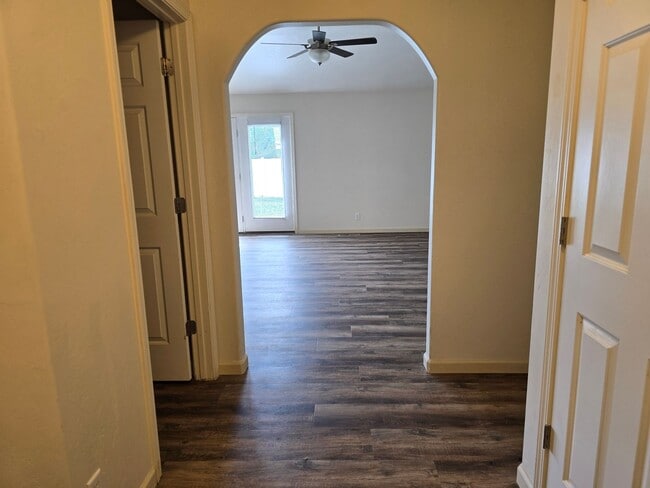 Building Photo - For Rent: 3 Bed, 2 Bath Home in Magic Vall...