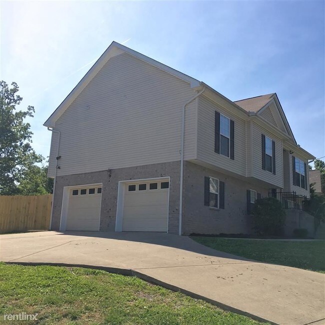 Foto del edificio - 5 br, 3 bath House - 300 School House Ct