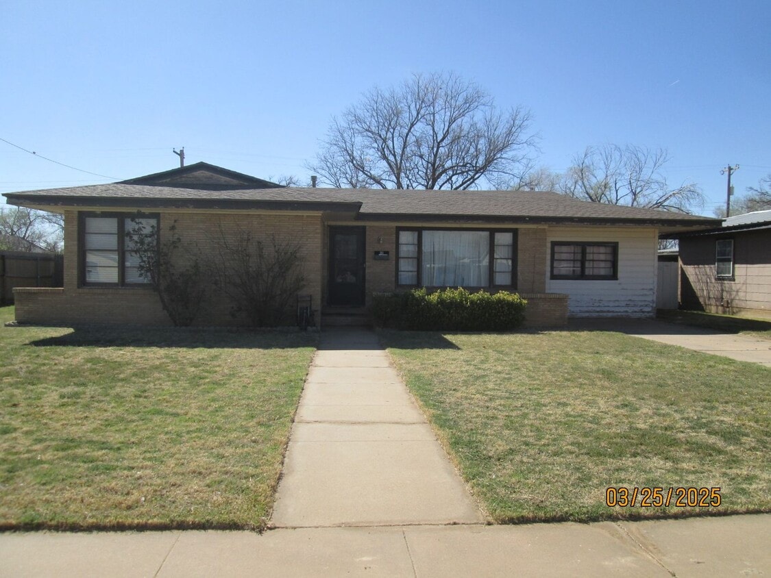 Primary Photo - HOUSE -- 3 bedrooms, 1 bathroom