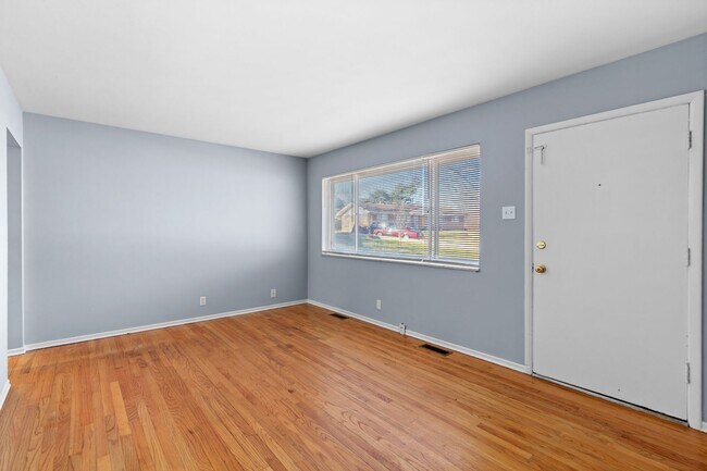 Foto del edificio - MOVE IN READY 2Bed 1Bath Duplex in St. Charles!