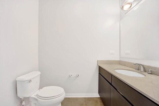 Building Photo - 2 bedroom in Chicago IL 60654