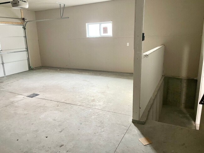 Building Photo - 3 Bedroom 2 Bath - Horace ND