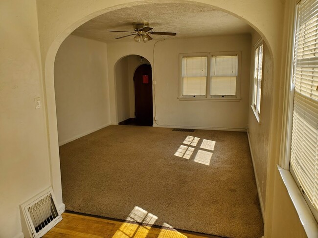 Entry/living view 2 - 424 W Benton St