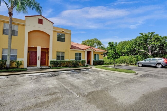 Building Photo - Townhouse with 2 Beds, 2.5 Baths, In-Unit Washer/Dryer