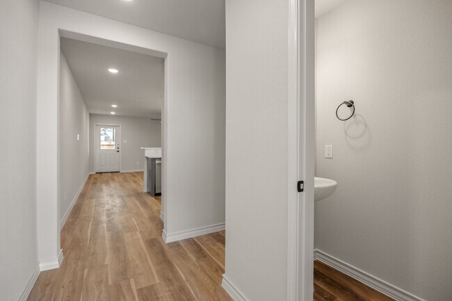 Foto del edificio - Spring Special  - Application fee $40!