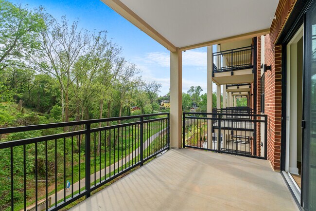 Balcón privado con vista a Greenway - Reed Creek Greenway Apartments