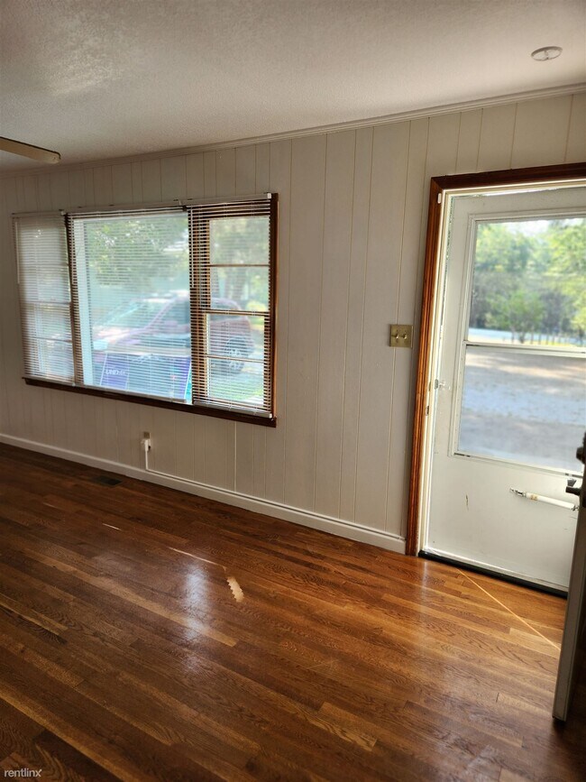 Building Photo - 3 br, 1 bath House - 389 Collins Road Home