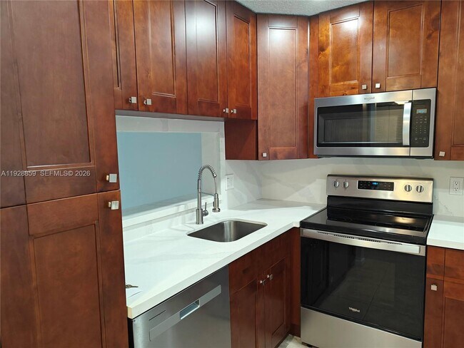 Foto del edificio - 8770 Royal Palm Blvd