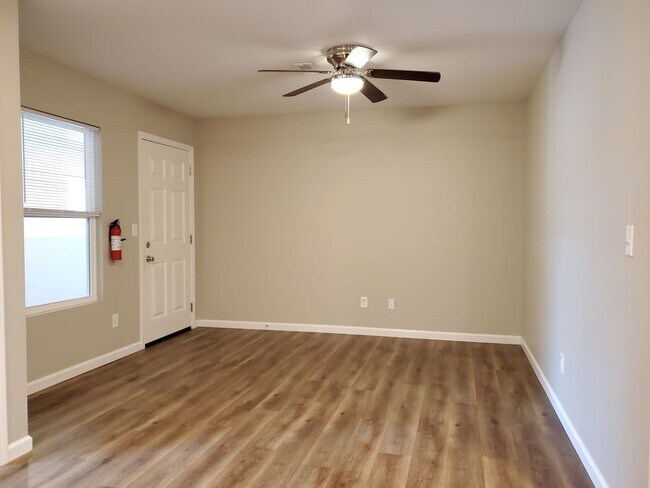 Foto del edificio - 3 bed, 1 bath Apartment