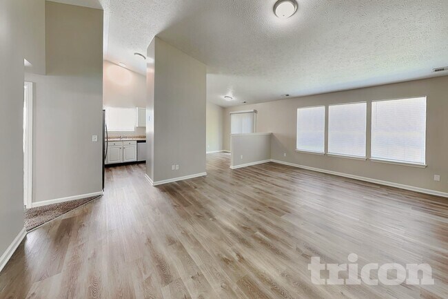 Foto del edificio - 636 Weeping Way Ln