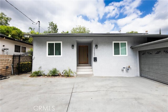 Foto del edificio - 22257 MacFarlane Dr