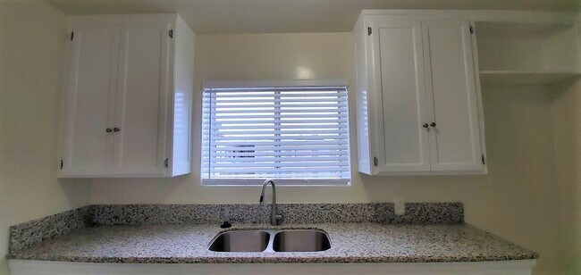 Foto del edificio - 808 W Beach Ave