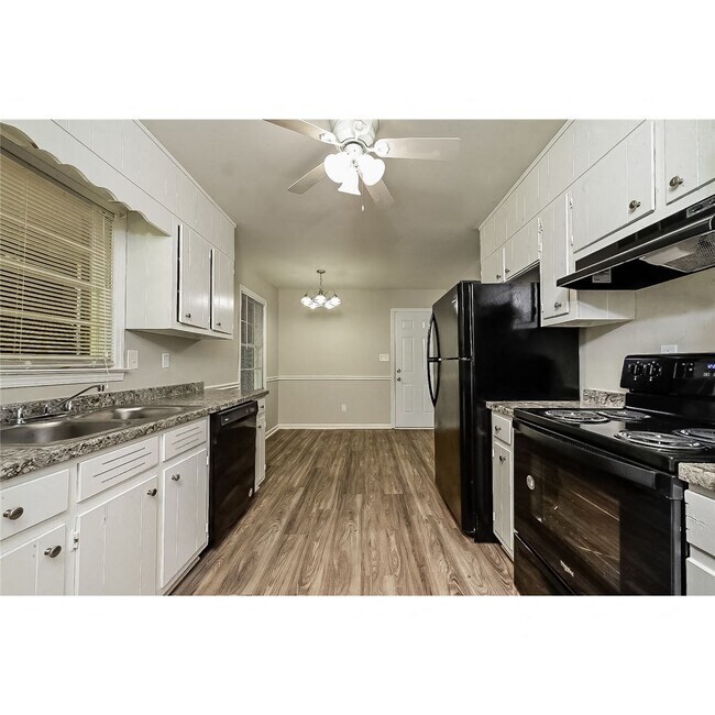 Building Photo - 7015 Knollwood Dr