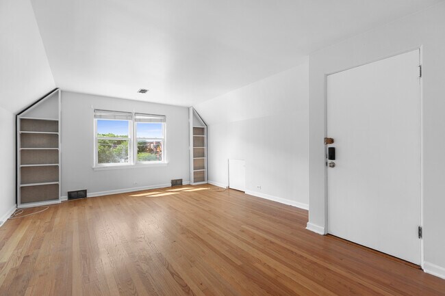 Building Photo - 1456 W Irving Park Rd