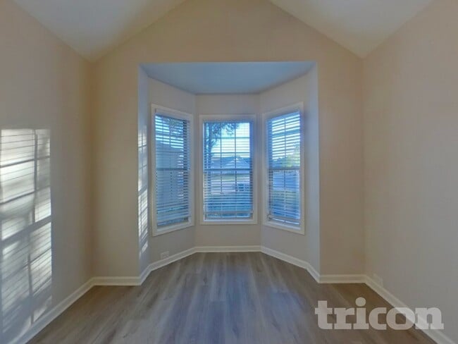 Building Photo - 222 High Ct Way